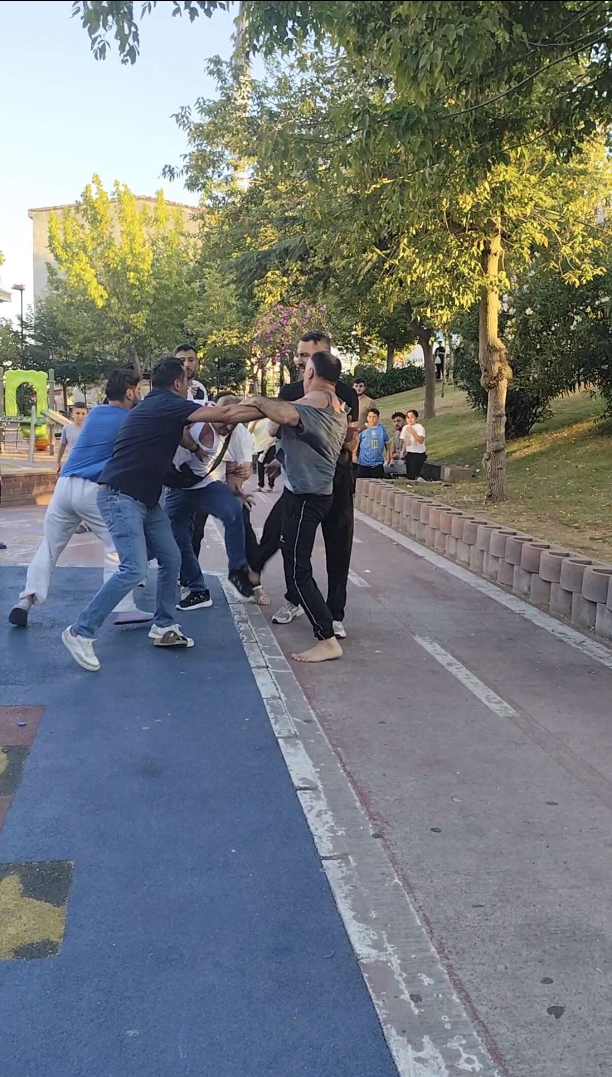 Çocuğa tokat iddiası ortalığı karıştırdı! Parkta tekme ve yumruklar konuştu 7